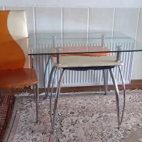 میز ناهارخوری چهار نفره با یک صندلی چرخشی