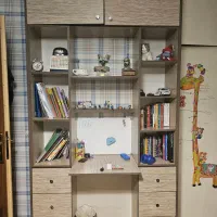 کتابخانه و میز