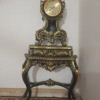 ساعت پایه دار دارای میز