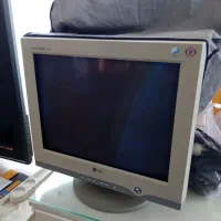 یک دستگاه کامپیوتر با تمام لوازم جانبی