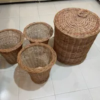 سه سطل آشغال و سبد لباس حصیری