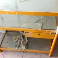 میز ویترین شیشه ای و میز چوبی آهنی