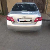 یک عدد تویوتا کمری دنده ای ۲۰۰۷ نقره ای