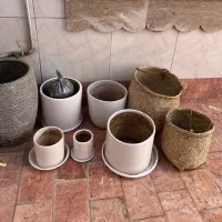 گلدان  سفالی و سبدحصیری