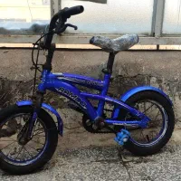 یک عدد دوچرخه 12سالم فقط خط وخش،داره لاستیکاسالم