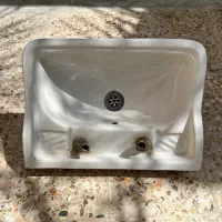 روشویی دیواری تمیز