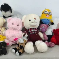 تعداد زیادی عروسک