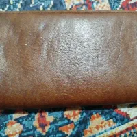 کیف پول قهوه ای رنگ حاوی مدارک و کارت بانکی و سوخت