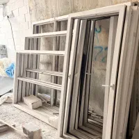فروش تعدادی در و پنجره پی وی سی و در اتاقی چوبی