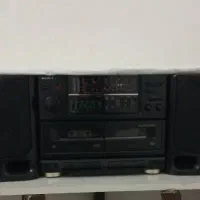 یک دستگاه ضبط صوت سونی