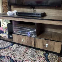 بلندگو و میز تلوزیون