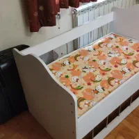 تخت کودک کنار تخت مادر