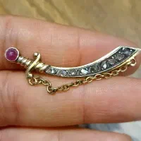 سنجاق سینه قاجاری طلای۱۲عیار ، الماس و یاقوت برمه