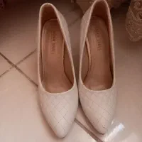 مقداری کفش نو