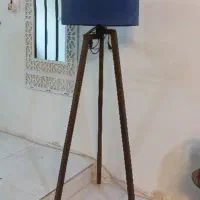 آباژور ایستاده