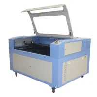 اپراتور دستگاه برش لیزری