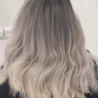 مدل برای خدمات رنگ مو فقط هزینه‌مواد