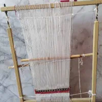 دار قالی با نخ و پود و ابزار