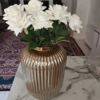 گلدان طلایی جدید با گل های سفید مخملی نونو