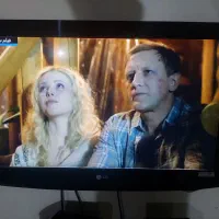 تلویزیون ۳۲ اینچ الجی و دستگاه دیجیتال و میز