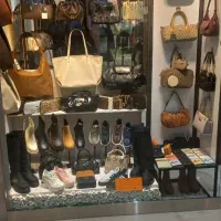 استخدام فروشنده حرفه ای خانم در پاساژ کوروش