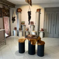 دستیار خانم و آقا در کارگاه چرم ۵ساعت در روز