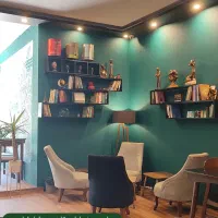 خانم کمک دست باریستا در کافی شاپ