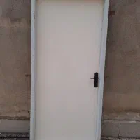 درب چوبی با چهار چوب فلزی و پنجره آلمینیومی