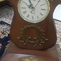 یک‌عددساعت‌قدیمی‌چوبی‌وبرنزی