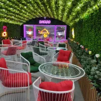 سالندار و چایی زن کانتر دار