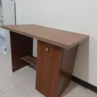 میز تحریر و کتاب خانه