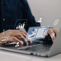 حسابدار با تجربه آشنا با برنامه هلو