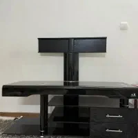 میز تلویزیون شیشه ای تمیز