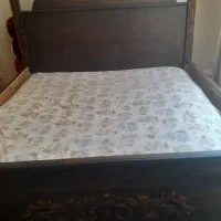 تختخواب دونفره چوبی همراه دو عدد پاتختی و کفی