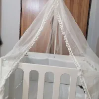 تخت و گهواره کنار مادر