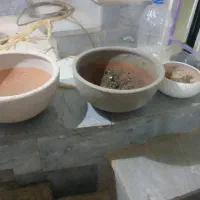 تعدادی گلدان بزرگ سنگی و سرامیکی و پلاستیکی