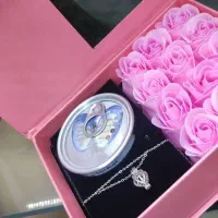 پک باکس گل رز و گردنبند مروارید طبیعی ولنتاین