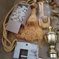 یک عددقفل بزرگ کتابی با چند تا وسایل پرده