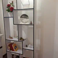 کتابخانه چوبی دکوری دو رنگ طرح هنری خاص