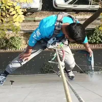 پیچ و رولپلاک نما با طناب راپل کار رول پلاک ارتفاع