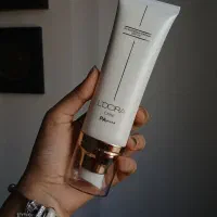 کرم ضدآفتاب +SPF50 بی رنگ مناسب انواع پوست