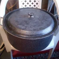 قابلمه تفلون سایزبزرگ تمیزوبدون ایرادحتی خط وخش.