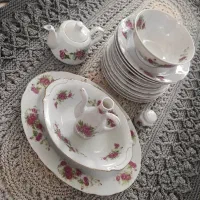 مقداری ظروف گلسرخی