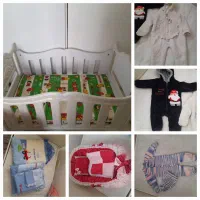 تخت و تعدادی لباس کودک