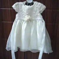 تعدادی لباس دخترانه در سایزهای متفاوت