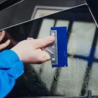 نصب شیشه دودی در محل
