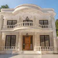 کارگر برای سنگ کاری ساختمان