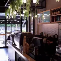 همکار خانم و یک نفر آقا در  کافه نیازمندیم