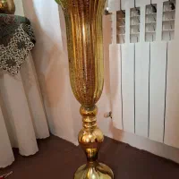 گلدان  طلایی و گل داخلش