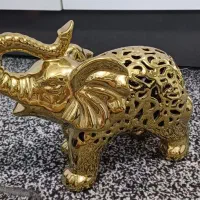 و فیل تزعینی و لوستر چوبی